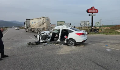 Gaziantep’te iş makinesi ile otomobil çarpıştı: 1 ölü, 4 yaralı