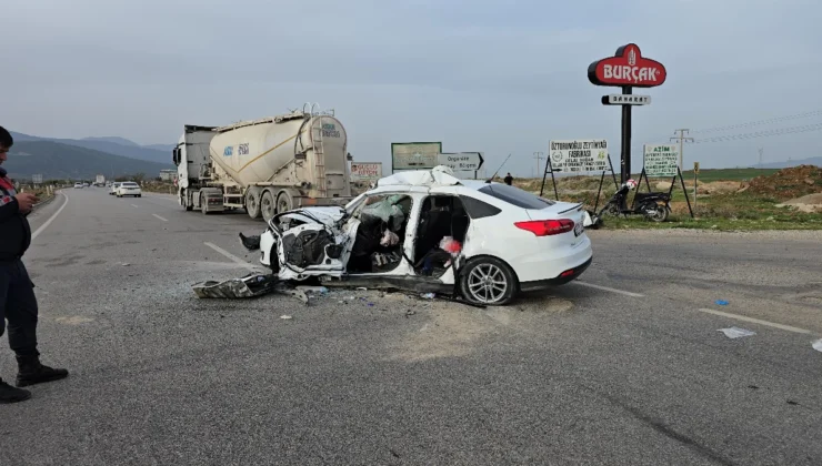 Gaziantep’te iş makinesi ile otomobil çarpıştı: 1 ölü, 4 yaralı