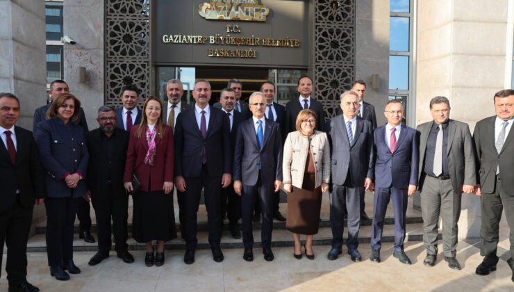 BAKAN URALOĞLU BAŞKAN ŞAHİN’İ ZİYARET ETTİ