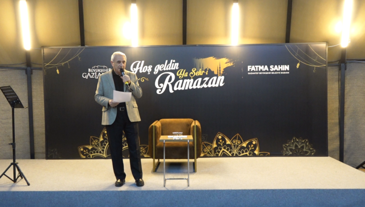 NURULLAH GENÇ, KADİR GECESİ ÖZEL PROGRAMINDA GAZİ ŞEHİRLİLERLE BİR ARAYA GELDİ