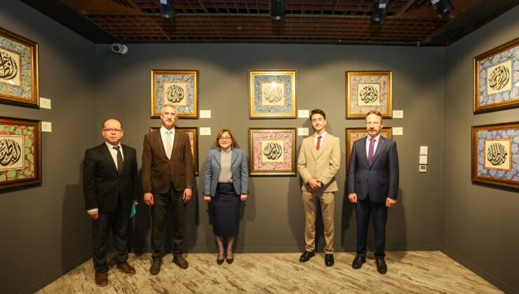 TÜRKİYE’NİN İLK DİVANİ HAT TEKNİĞİ İLE YAZILAN ESMA-İ HÜSNA SERGİSİ AÇILDI