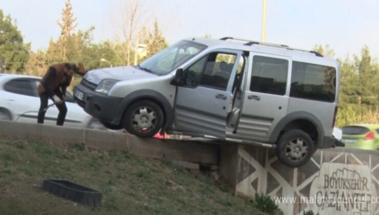 Gaziantep’te korkutan kaza: Araç köprüde asılı kaldı