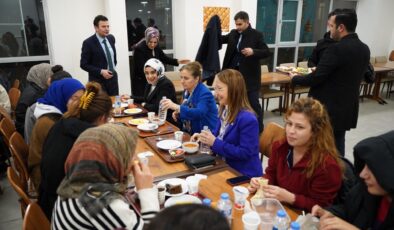 MİLLETVEKİLİ BAKBAK, KIZ ÖĞRENCİ YURDUNDA ÖĞRENCİLERLE SAHUR YAPTI