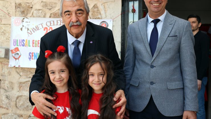 ABDULKADİR KONUKOĞLU MEZUN OLDUĞU İLKOKULDA