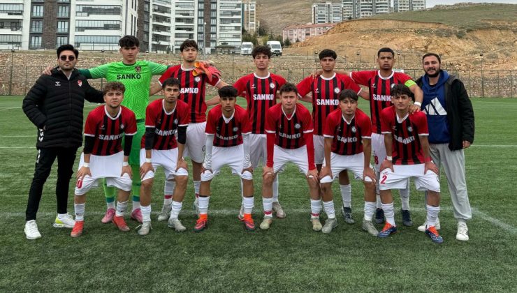 ADİL SANİ KONUKOĞLU SPOR LİSESİ KADIN VE ERKEK FUTBOL TAKIMLARI TÜRKİYE FİNALLERİNDE