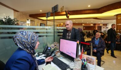 EVLİLİKLERİNDE 41 YILI DOLDURAN ÇİFTLERİN UMRE YOLCULUĞUNA YOĞUN BAŞVURU