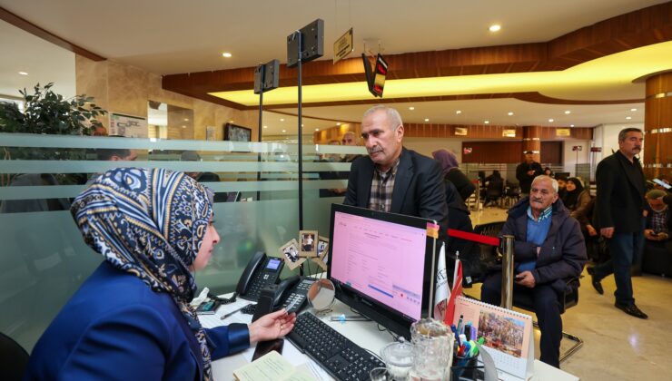 EVLİLİKLERİNDE 41 YILI DOLDURAN ÇİFTLERİN UMRE YOLCULUĞUNA YOĞUN BAŞVURU