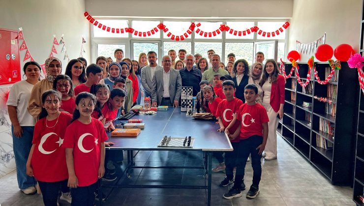 GAÜN’LÜ GENÇLERDEN SULTANLAR KÖYÜ’NE KÜTÜPHANE VE DESTEĞİ