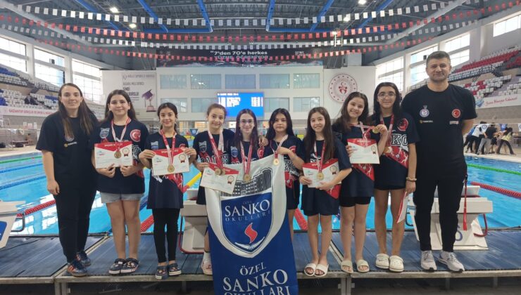SANKO OKULLARI KÜÇÜK KIZ YÜZME TAKIMI BÖLGE ŞAMPİYONU OLDU