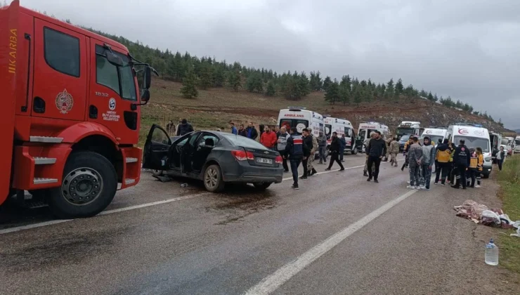 Gaziantep’te okula gitmek üzere yola çıkan öğretmenlerin bulunduğu araç, başka bir araçla çarpıştı.