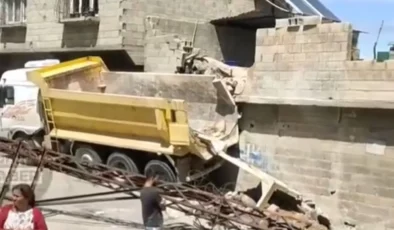 Gaziantep’te freni boşalan hafriyat kamyon elektrik direğine çarptıktan sonra bir evin salonuna girdi.