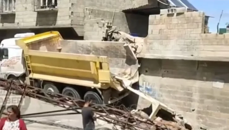Gaziantep’te freni boşalan hafriyat kamyon elektrik direğine çarptıktan sonra bir evin salonuna girdi.
