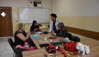 ŞAHİNBEY BELEDİYESİ GENÇLİK MERKEZİ’NDE NAYLON POŞETLER RENGARENK ÇANTALARA DÖNÜŞÜYOR