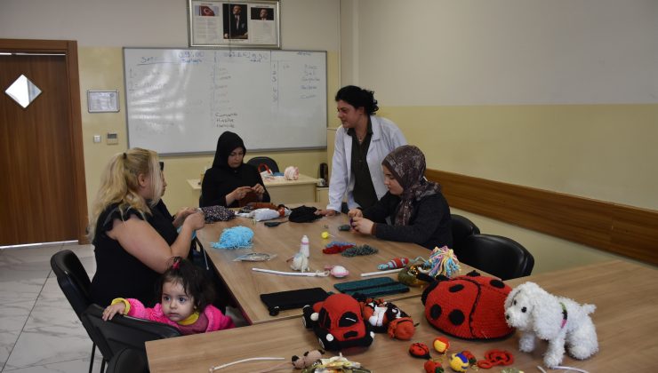 ŞAHİNBEY BELEDİYESİ GENÇLİK MERKEZİ’NDE NAYLON POŞETLER RENGARENK ÇANTALARA DÖNÜŞÜYOR