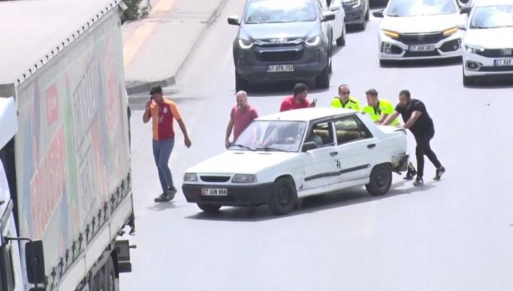 Gaziantep’te kaza yapan otomobili polisler iterek yol kenarına çekti