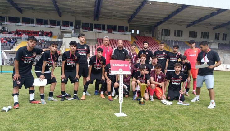 ADİL SANİ KONUKOĞLU SPOR LİSESİ KADIN VE ERKEK FUTBOL TAKIMLARINDAN TÜRKİYE DERECESİ