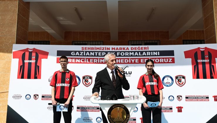 BAŞKAN MEHMET TAHMAZOĞLU’DAN 160.000 ÖĞRENCİYE FORMA