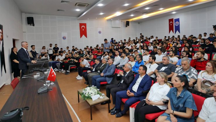 BAŞKAN TAHMAZOĞLU GAÜN’DE GENÇLERLE BULUŞTU