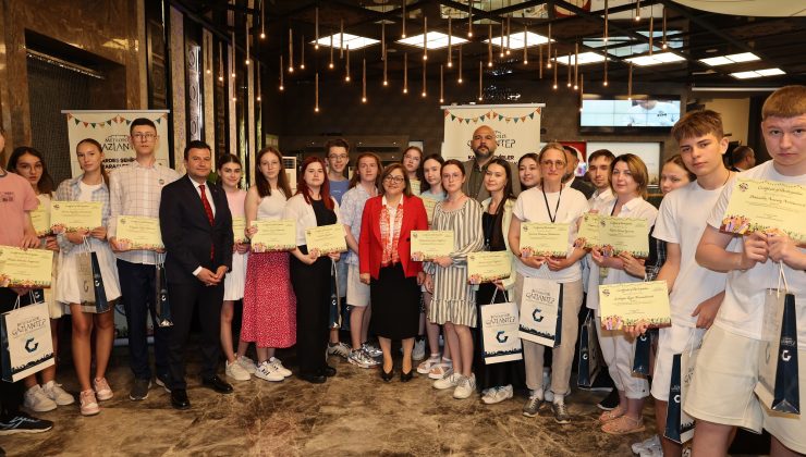 Gaziantep Büyükşehir Belediyesi tarafından düzenlenen Kardeş Şehirler Uluslararası Gençlik Kampı’nın katılım belgesi takdim töreni yapıldı.