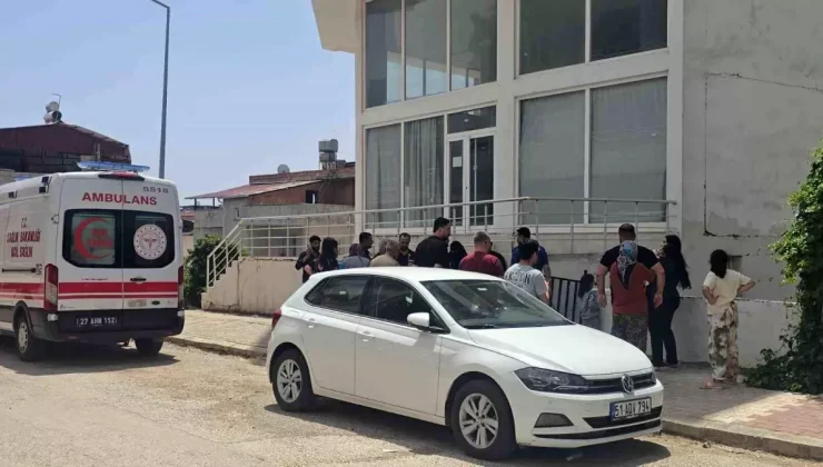 Gaziantep’te bir evin havalandırma boşluğunda yakılan ateş kapıyı