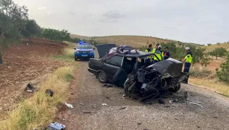 Nizip’te iki otomobilin çarpışması sonucu 1’i ağır 8 kişi yaralandı.