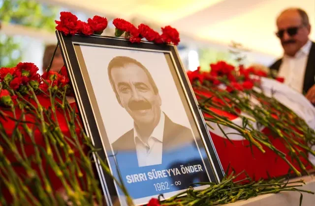 Sırrı Süreyya Önder’in cenaze namazını Barbaros Hayrettin Paşa Camii’nde vasiyeti üzerine İhsan Eliaçık kıldırdı.