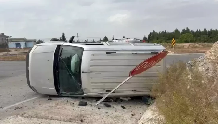 Nizip’te Kaza: Araç ‘DUR’ Tabelasında Durdu Yan Yattı