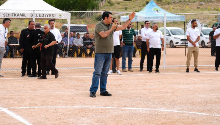ŞEHİTKAMİL’DEN ÖĞÜMSÖĞÜT’E FUTBOL SAHASI  İLK DÜDÜĞÜ BAŞKAN YILMAZ ÇALDI