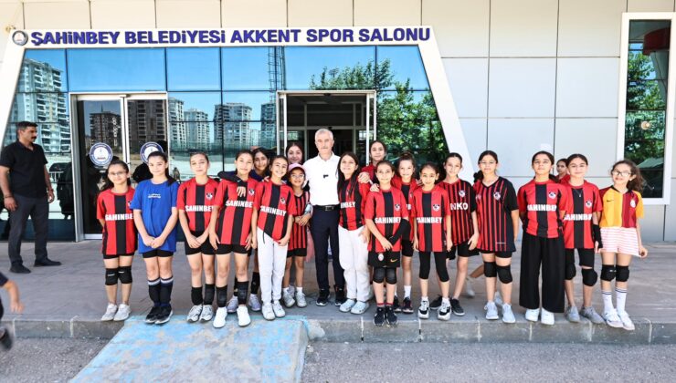 BAŞKAN TAHMAZOĞLU YAZ SPOR OKULLARINDA GENÇLERLE BULUŞTU