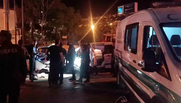 Gaziantep’te araçların kafa kafaya çarpışması sonucu 5 kişinin hayatını kaybettiği