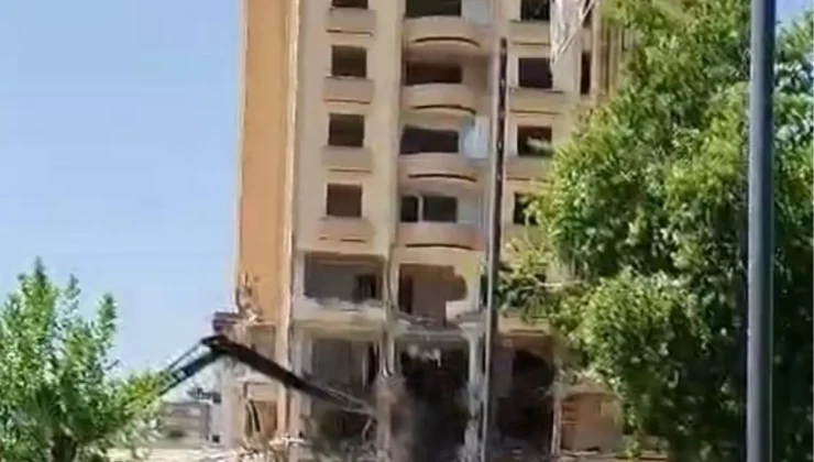 Gaziantep’te ağır hasarlı bina kontrollü şekilde yıkıldı