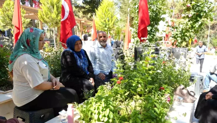 Gaziantep’te mezarlıklar ve şehitlikler Arefe günü doldu taştı
