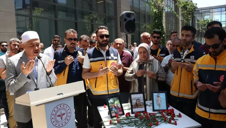 Gaziantep’te trafik kazasında hayatını kaybeden anne ve iki çocuğu için cenaze töreni düzenlendi.