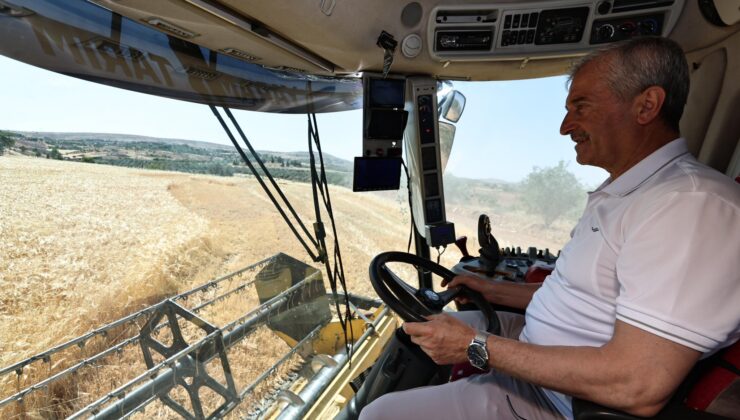 BAŞKAN TAHMAZOĞLU ÇİFTÇİNİN HASAT SEVİNCİNE ORTAK OLDU