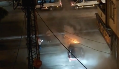 Gaziantep’te Seyir Halindeki Araç Gece Yarısı Alev Aldı: Mahalleli Seferber Oldu