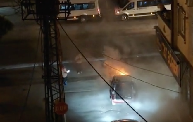 Gaziantep’te Seyir Halindeki Araç Gece Yarısı Alev Aldı: Mahalleli Seferber Oldu