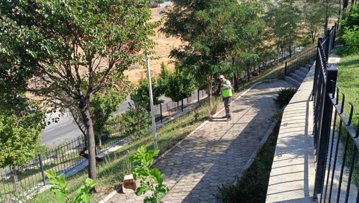 DULKADİROĞLU’NDA PARK VE BAHÇELERDE TİTİZ BAKIM ÇALIŞMALARI SÜRÜYOR
