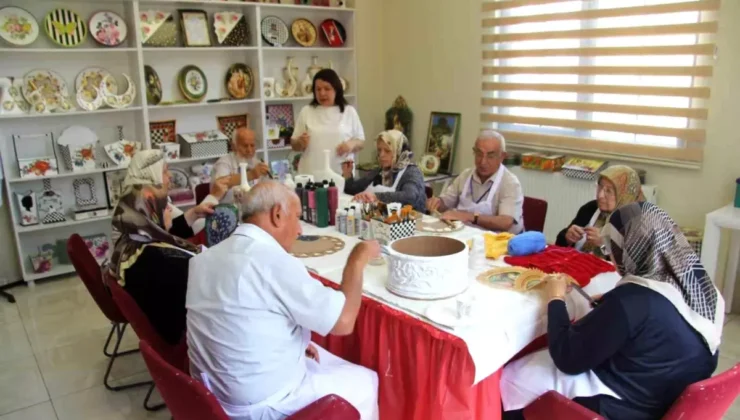 Gaziantep Moral Evi’nde Yaşlılar İçin Ahşap Boyama Atölyesi
