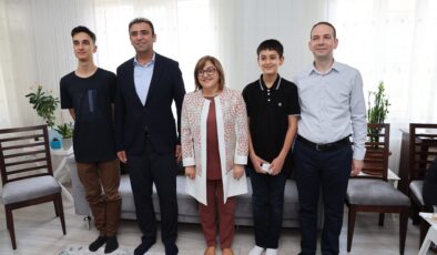 BAŞKAN ŞAHİN, GAZİANTEP’E ÇİFTE GURUR YAŞATAN ÖZYURTSEVEN KARDEŞLERİ ZİYARET ETTİ!