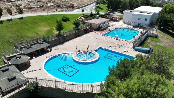 ŞANLIURFALI GENÇLER SERİNLİĞİN TADINI YÜZME HAVUZLARINDA ÇIKARIYOR