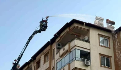 Gaziantep’te 6 katlı bir binanın çatısında çıkan yangın paniğe neden oldu.