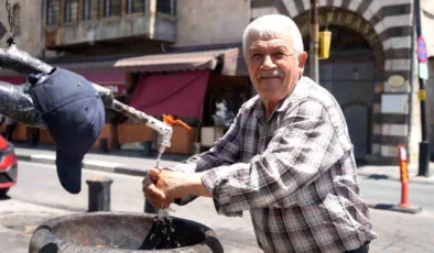 Gaziantep’te sıcaklık 42 dereceyi aştı, vatandaşlar gölgelerde serinlemeye çalışıyor.