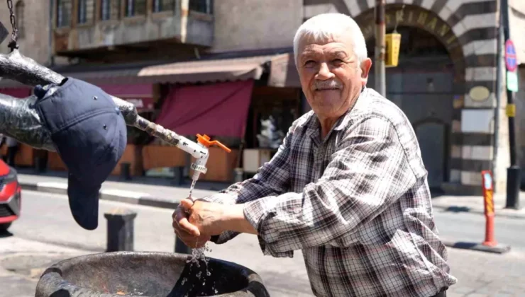 Gaziantep’te sıcaklık 42 dereceyi aştı, vatandaşlar gölgelerde serinlemeye çalışıyor.