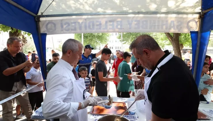 Şahinbey Belediyesi’nden Aşure Dağıtımı