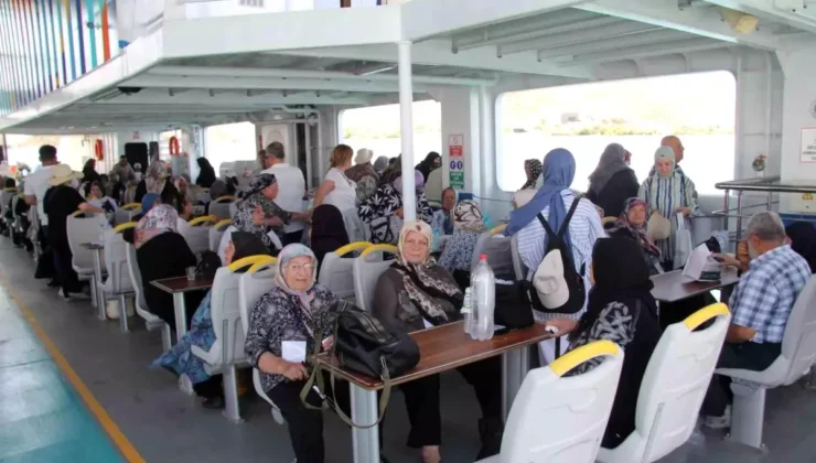 Yaşlılara Feribotla Tarihle Dolu Keyifli Bir Gezi Düzenlendi