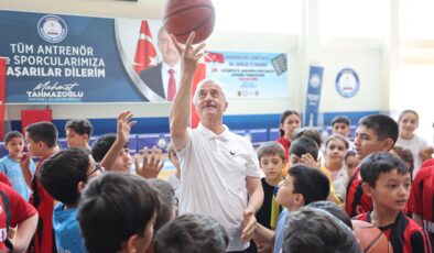 BAŞKAN TAHMAZOĞLU YAZ SPOR OKULU ÖĞRENCİLERİYLE BULUŞTU