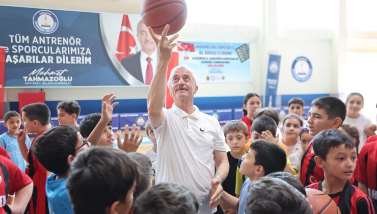 BAŞKAN TAHMAZOĞLU YAZ SPOR OKULU ÖĞRENCİLERİYLE BULUŞTU