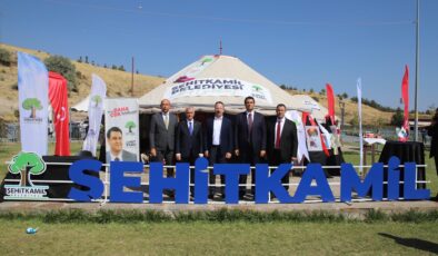 ŞEHİTKAMİL BELEDİYESİ AHLAT’TA YERİNİ ALDI  BAŞKAN YILMAZ, ŞEHİTKAMİL OTAĞINDA VATANDAŞLARI AĞIRLADI