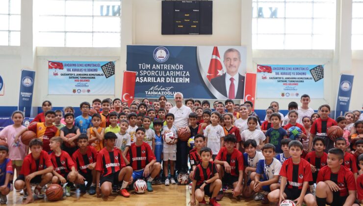 ŞAHİNBEY BELEDİYESİ’NDEN ÖĞRENCİLERE 160 BİN ADET BASKETBOL, VOLEYBOL VE FUTBOL TOPU HEDİYE