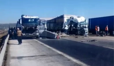 TAG Otoyolu’nda Tır Çarpıştı: 2 Yaralı